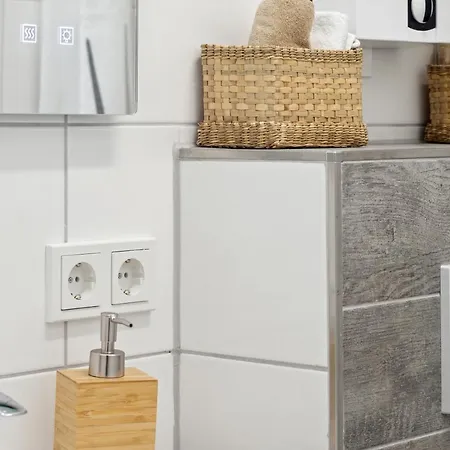 1 Zi. Wohnung, 34m², Parken, Messe Dus アパート